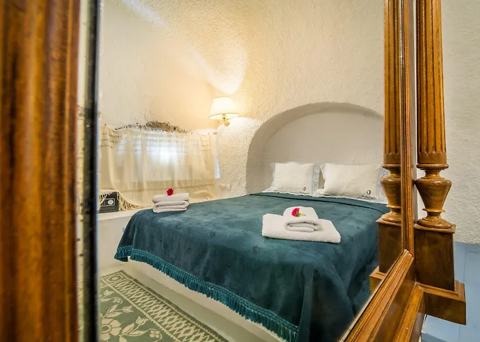 Fava Eco 4* Foinikia (Santorini)